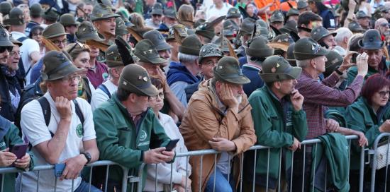 Alpini dietro alle transenne in piazza De Ferrari a margine del discorso della sindaca Salis