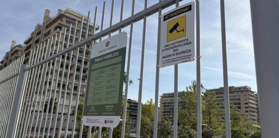 cartelli su ringhiera ingresso parco