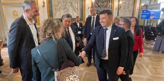 stretta di amno Mascai e delegata