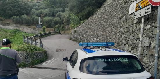 La pattuglia della Polizia Locale dislocata all'imbocco di via Superiore dei Giovi