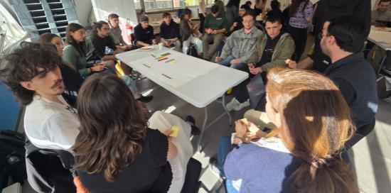 Uno dei momenti interattivi: ragazze e ragazzi seduti ai tavoli dove scambiarsi idee e suggestioni