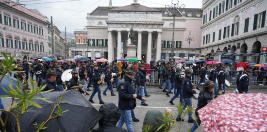 Genovesi sotto gli ombrelli in piazza De Ferrari per assistere al passaggio degli Alpini