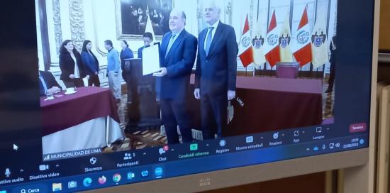 Il sindaco della Città Metropolitana di Lima con in mano la sua copia firmata del patto di collaborazione con Genova