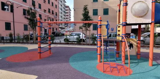 Nuova area gioco con pavimentazione antitrauma
