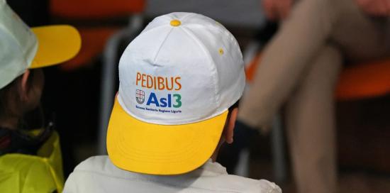 Un bimbo con il cappellino donato da ASL3