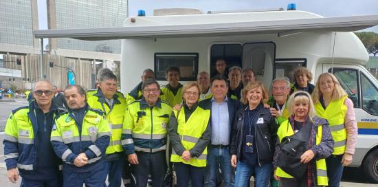 Il presidio di domenica mattina davanti alla stazione FS Brignole: al centro l'assessore Ferrante