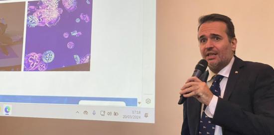 assessore Maresca parla al microfono