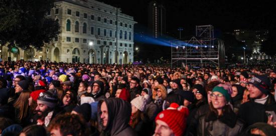Una parte della piazza durante il concerto dei Pinguini Tattici Nucleari