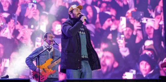 Il cantante dei Pinguini Tattici Nucleari sul palco di piazza della Vittoria