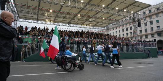 Un momento della sfilata arrivando in piazza della Vittoria