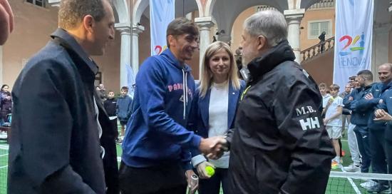 il sindaco bucci con il campione davis 2023 arnaldi