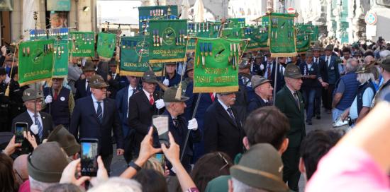La "sfilata" degli Alpini, con i labari di varie sezioni, ai piedi di via San Lorenzo in direzione piazza De Ferrari