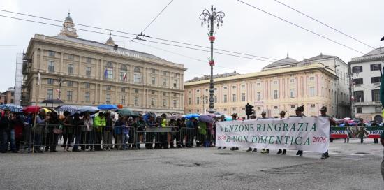 Alpini sfilano in piazza De Ferrari con lo striscione "Venzone ringrazia e non dimentica"