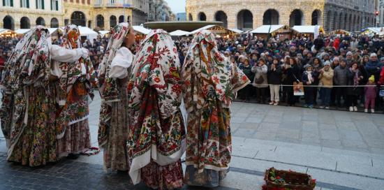Esibizione del Gruppo Folcloristico Città di Genova prima dell'accensione del falò