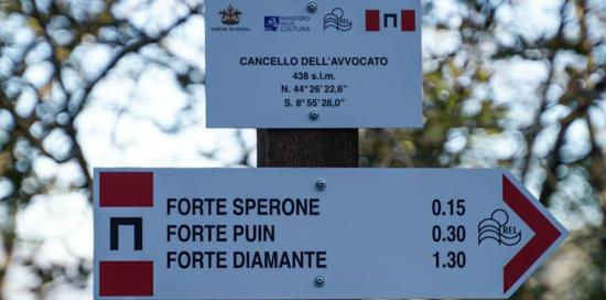 La cartellonistica posta in corrispondenza del Cancello dell'Avvocato con le indicazioni per il Forte Puin ed altri Forti La cartellonistica posta in corrispondenza del Cancello dell'Avvocato con le indicazioni per il Forte Puin ed altri Forti