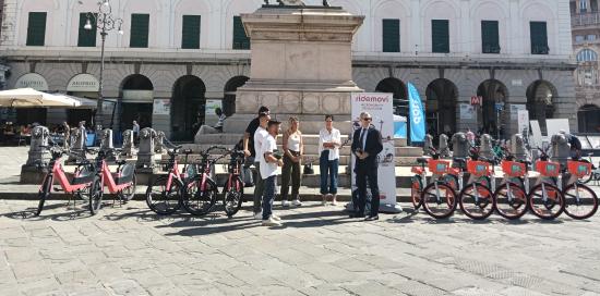L'assessore Robotti sotto la statua di Garibaldi a cavallo, in largo Pertini, accanto ad alcune bici elettriche in sharing