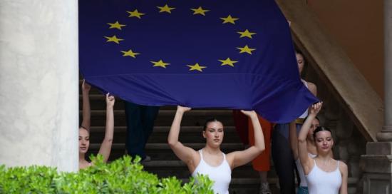 La bandiera dell'Europa portata dalle studentesse del "Gobetti" sulla scalinata di Palazzo Tursi