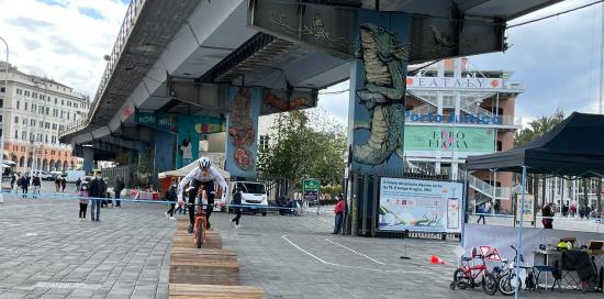 bambino in bici su simulatore di dossi al Porto Antico