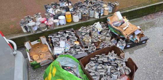 Le latte di vernice e solvente abbandonate in via Adamoli Le latte di vernice e solvente abbandonate in via Adamoli