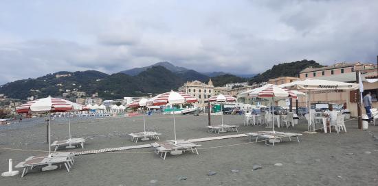 La nuova spiaggia fotografata da levante con sullo sfondo la cerniera montuosa attorno a Voltri