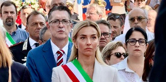 La sindaca Salis durante la cerimonia di commemorazione alla Radura della Memoria La sindaca Salis durante la cerimonia di commemorazione alla Radura della Memoria