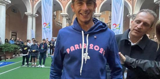 arnaldi con la spilla di Genova