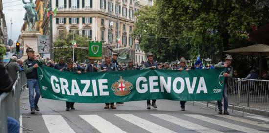 Gli Alpini sfilano dietro allo striscione "Grazie Genova" Gli Alpini sfilano dietro allo striscione "Grazie Genova"