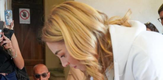 La sindaca Salis mentre firma il libro del Forte Puin nel giorno della presentazione dei lavori di restauro La sindaca Salis mentre firma il libro del Forte Puin nel giorno della presentazione dei lavori di restauro