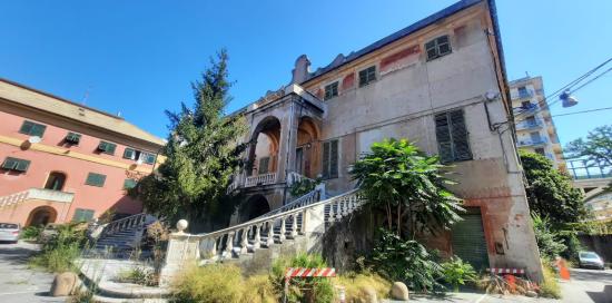 Un'altra veduta della Villa dal piazzale