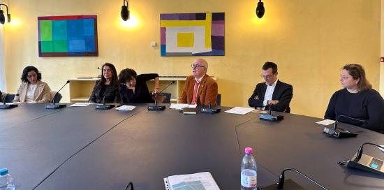 tavolo conferenza stampa