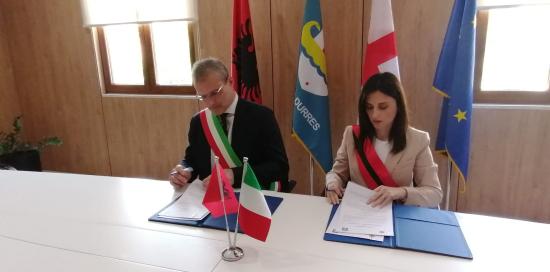 Altra immagine della firma del protocollo