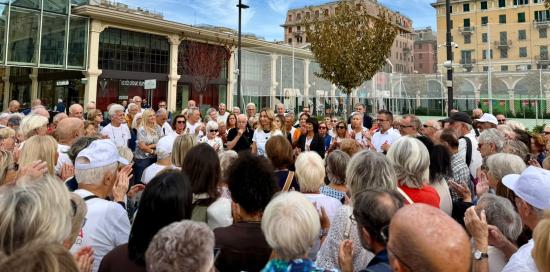 La sindaca Salis attorniata da alcune decine di persone over 65 al mercato di corso Sardegna