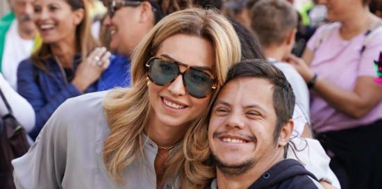 La sindaca Salis abbraccia un ragazzo con disabilità