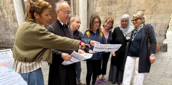 L'assessora Lodi durante la presentazione dell'iniziativa, davanti alla Chiesa di San Donato
