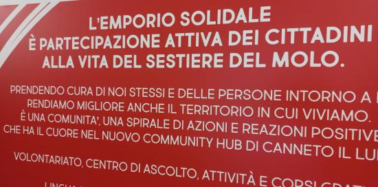 cartello esplicativo delle attività dell'emporio