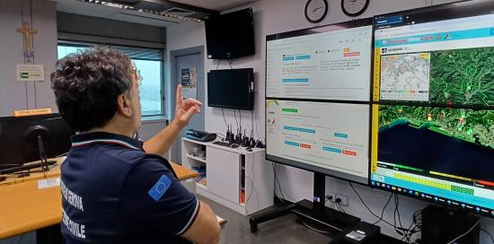 L&#039;assessore alla Protezione Civile Massimo Ferrante nella Sala Emergenze della Protezione Civile