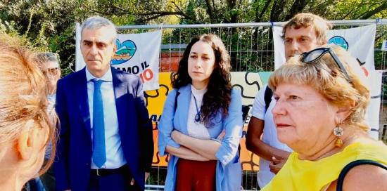 I due assessori ascoltano l'intervento di una cittadina