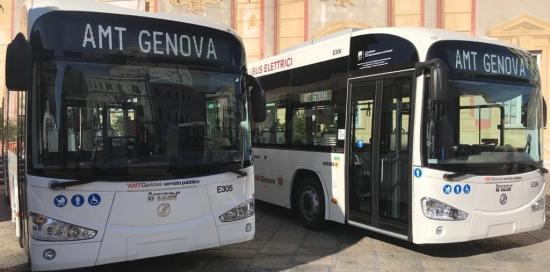Due bus elettrici di AMT in piazza De Ferrari, davanti a Palazzo Ducale (foto di repertorio)