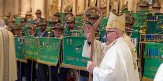 L'Arcivescovo di Genova Mons. Marco Tasca saluta gli Alpini in Cattedrale