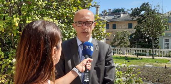 campora intervistato nel giardino di palazzo tursi