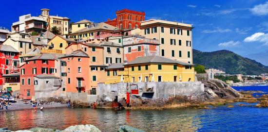 Uno scorcio del borgo di Boccadasse fotografato dal mare in una giornata di cielo sereno