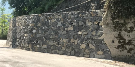 Via Montelungo-lavori di ricostruzione muro terminati 