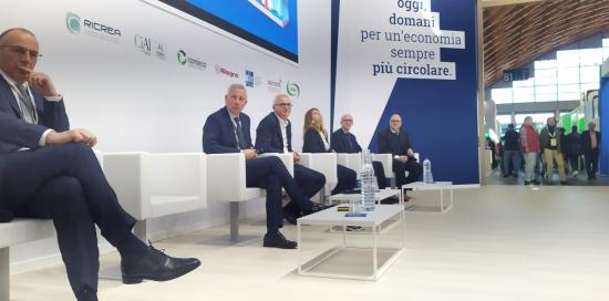 Il parterre dei relatori del convegno Corepla: in fondo, presidente Amiu Genova Giovanni Battista Raggi e assessore Campora