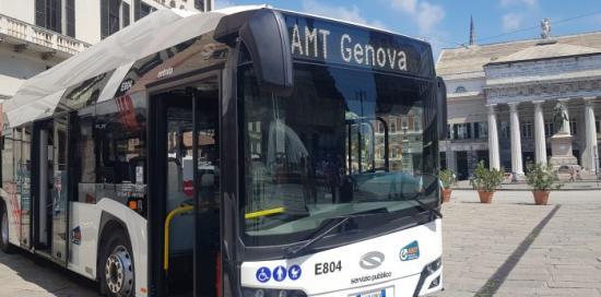 Un mezzo elettrico di AMT in piazza De Ferrari (foto di repertorio)