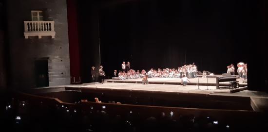 Bambini asili musicali in palcoscenico