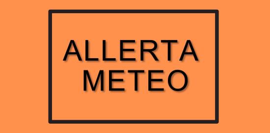 sfondo arancione e scritta centrale &quot;ALLERTA METEO&quot; contornata da rettangolo