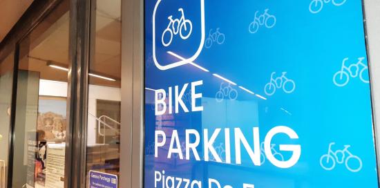 L'insegna del Bike Parking: la silhouette di un lucchetto con dentro il simbolo della bici