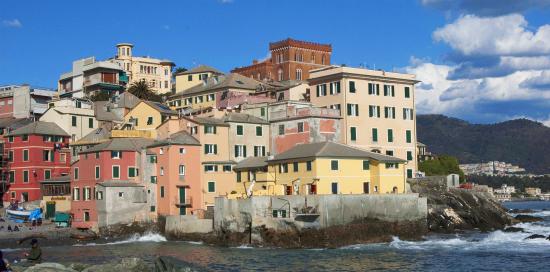 Il caratteristico borgo di Boccadasse in una giornata di sole