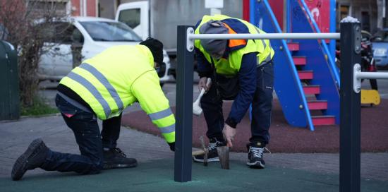 Bolzaneto - piazza Savi: operai al lavoro in area gioco Bolzaneto - piazza Savi: operai al lavoro in area gioco