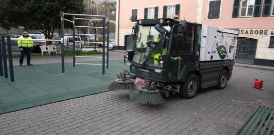 Bolzaneto - piazza Savi: spazzatrice in azione